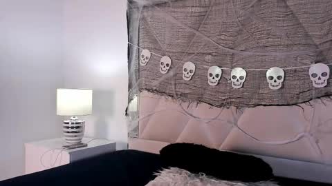 valerri_ online show from 10/23/25, 01:10