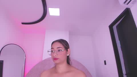 Snapshot of valery_97 chatting on 12/17/25, 03:01 Valeryn online show from 12/17/25, 03:01