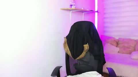 valery_bonnet1 online show from 11/10/25, 11:37