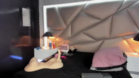 valery_smith15 online show from 02/24/25, 06:16
