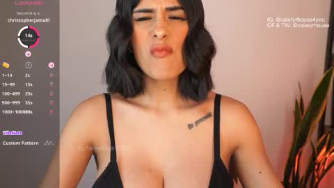 Snapshot of valeryrhouse_ chatting on 11/26/25, 12:11 All my links here online show from 11/26/25, 12:11