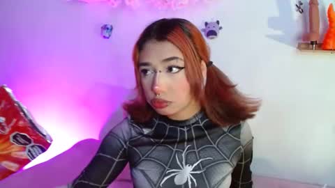 Snapshot of valerysmith18 chatting on 10/10/25, 09:19 zoe online show from 10/10/25, 09:19