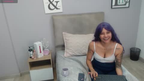 Snapshot of valevicious chatting on 10/29/25, 03:47 valevicious online show from 10/29/25, 03:47