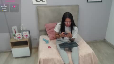 Snapshot of valevicious chatting on 11/15/25, 01:51 valevicious online show from 11/15/25, 01:51