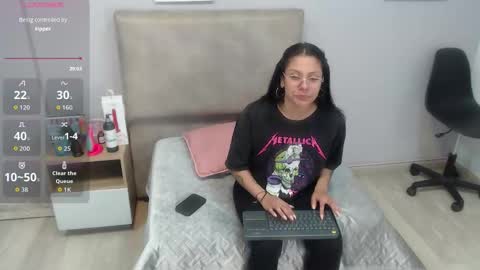 Snapshot of valevicious chatting on 11/29/25, 01:25 valevicious online show from 11/29/25, 01:25