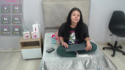 Snapshot of valevicious chatting on 12/05/25, 01:42 valevicious online show from 12/05/25, 01:42