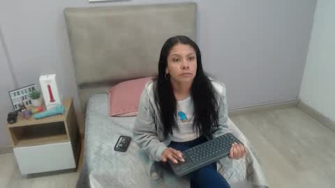 Snapshot of valevicious chatting on 12/15/25, 01:37 valevicious online show from 12/15/25, 01:37