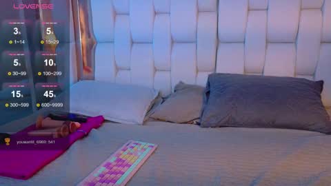 Valkiria moore  online show from 10/05/25, 07:34