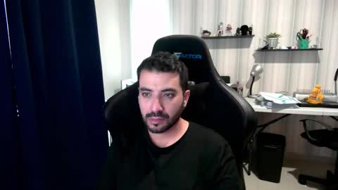 Snapshot of vallartamexi chatting on 10/31/25, 10:00 Roberto Carlos online show from 10/31/25, 10:00