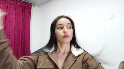 Snapshot of vallery_evanss chatting on 01/18/25, 01:30 Taty independent account online show from 01/18/25, 01:30