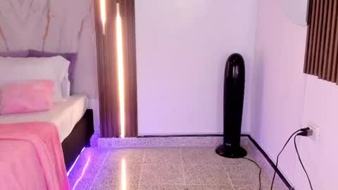 Snapshot of valloletsamar chatting on 10/05/25, 12:03 Vallolet Peach online show from 10/05/25, 12:03