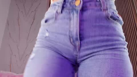 Snapshot of valloletsamar chatting on 10/17/25, 11:24 Vallolet Peach online show from 10/17/25, 11:24