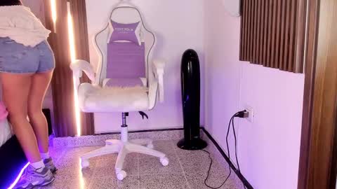 Snapshot of valloletsamar chatting on 10/18/25, 11:44 Vallolet Peach online show from 10/18/25, 11:44