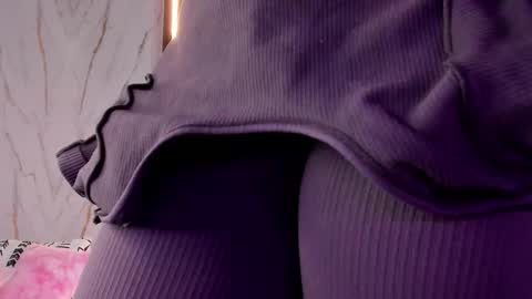 Snapshot of valloletsamar chatting on 11/08/25, 11:43 Vallolet Peach online show from 11/08/25, 11:43