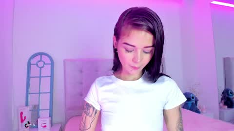 Snapshot of vanessa_cruz_18 chatting on 04/06/26, 08:32 Vane online show from 04/06/26, 08:32