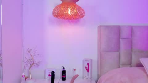 Snapshot of vanessa_cruz_18 chatting on 06/05/26, 08:47 Vane online show from 06/05/26, 08:47