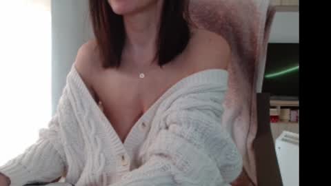 Snapshot of vanessalarahot chatting on 11/25/25, 11:10 Vanessa online show from 11/25/25, 11:10