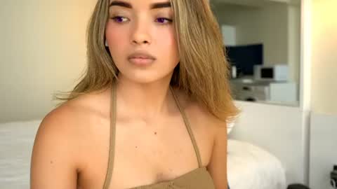 Snapshot of vanesse_ chatting on 07/08/26, 05:45 Irina online show from 07/08/26, 05:45