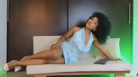 Snapshot of vanestrauss chatting on 07/18/26, 08:34 New account follow me online show from 07/18/26, 08:34