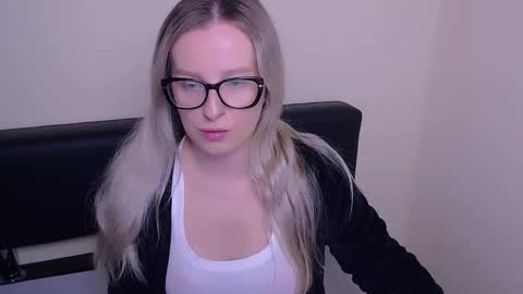 Mia online show from 09/19/25, 06:37