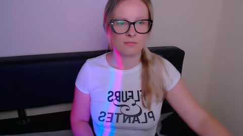 Mia online show from 09/23/25, 07:22