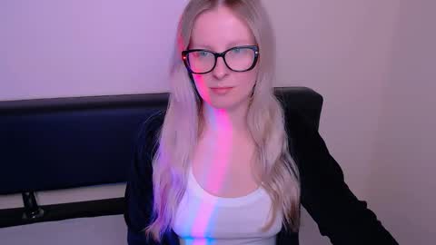 Mia online show from 09/27/25, 06:40