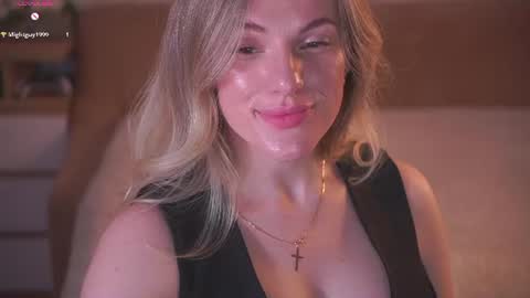 Snapshot of vanille_mystery chatting on 07/08/26, 10:03 Sophie online show from 07/08/26, 10:03