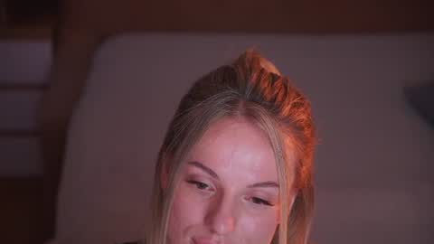 Snapshot of vanille_mystery chatting on 07/21/26, 10:23 Sophie online show from 07/21/26, 10:23