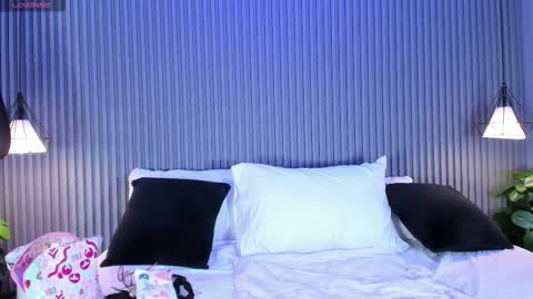 Snapshot of vanitysex chatting on 11/27/25, 11:34 Karine online show from 11/27/25, 11:34