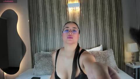 V A N N E S A   online show from 11/06/25, 11:33