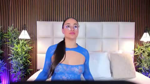 V A N N E S A   online show from 12/05/25, 11:52