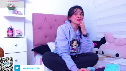 Snapshot of vannessa_shy chatting on 09/19/25, 10:32 Vanesa online show from 09/19/25, 10:32