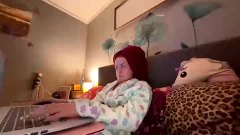 Snapshot of vaua089 chatting on 10/12/25, 12:42 vaua089 online show from 10/12/25, 12:42