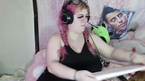 Snapshot of veelehanex3 chatting on 01/04/25, 12:38 Veronica Lehane online show from 01/04/25, 12:38