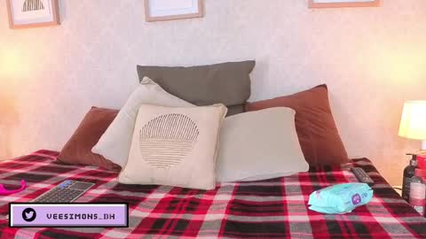 Vee Simons online show from 05/07/26, 07:41