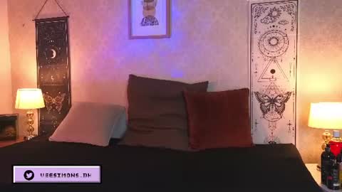 Vee Simons online show from 07/04/26, 07:42