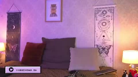 Vee Simons online show from 07/08/26, 08:24