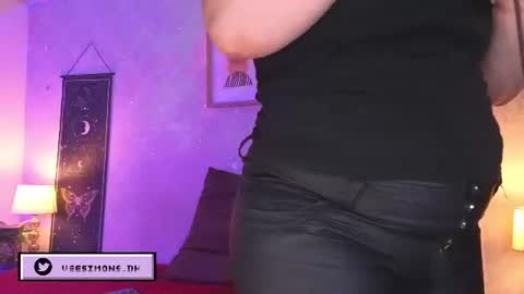 Vee Simons online show from 07/21/26, 08:00