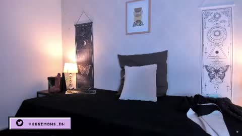 Vee Simons online show from 07/28/26, 07:50