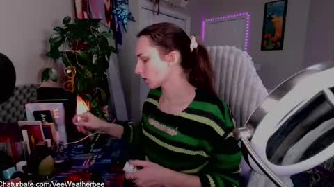 Snapshot of veeweatherbee chatting on 12/21/24, 11:24 Violet Weatherbee online show from 12/21/24, 11:24
