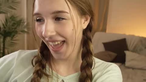 Snapshot of vegas_v chatting on 11/08/25, 01:55 Maria online show from 11/08/25, 01:55