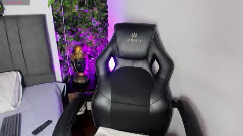 Snapshot of velakimm chatting on 10/06/25, 08:17 Isabella online show from 10/06/25, 08:17