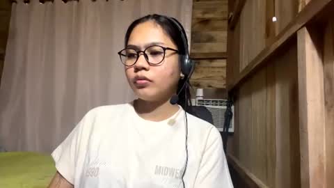 Snapshot of veliabiez chatting on 06/11/26, 12:36 Sophie online show from 06/11/26, 12:36