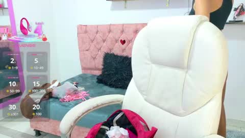 Snapshot of velinahoneyy chatting on 06/17/26, 12:40 velinahoneyy online show from 06/17/26, 12:40