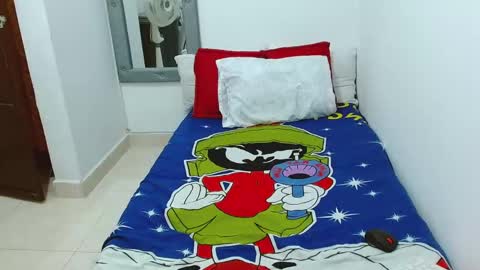 velk_hot1 online show from 11/26/25, 11:33