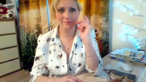 velka_raspberry online show from 06/17/26, 04:41