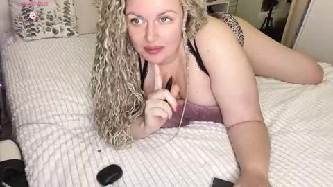 Snapshot of vellinka chatting on 10/10/25, 01:15 vellinka online show from 10/10/25, 01:15