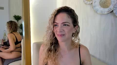 Snapshot of velora_ chatting on 11/18/25, 03:01 Velora online show from 11/18/25, 03:01