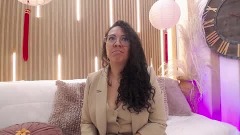 Snapshot of velvet_curly chatting on 05/28/26, 12:35 Emma Curly online show from 05/28/26, 12:35