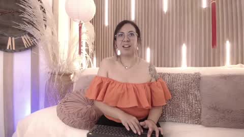 Snapshot of velvet_curly chatting on 06/03/26, 12:30 Emma Curly online show from 06/03/26, 12:30